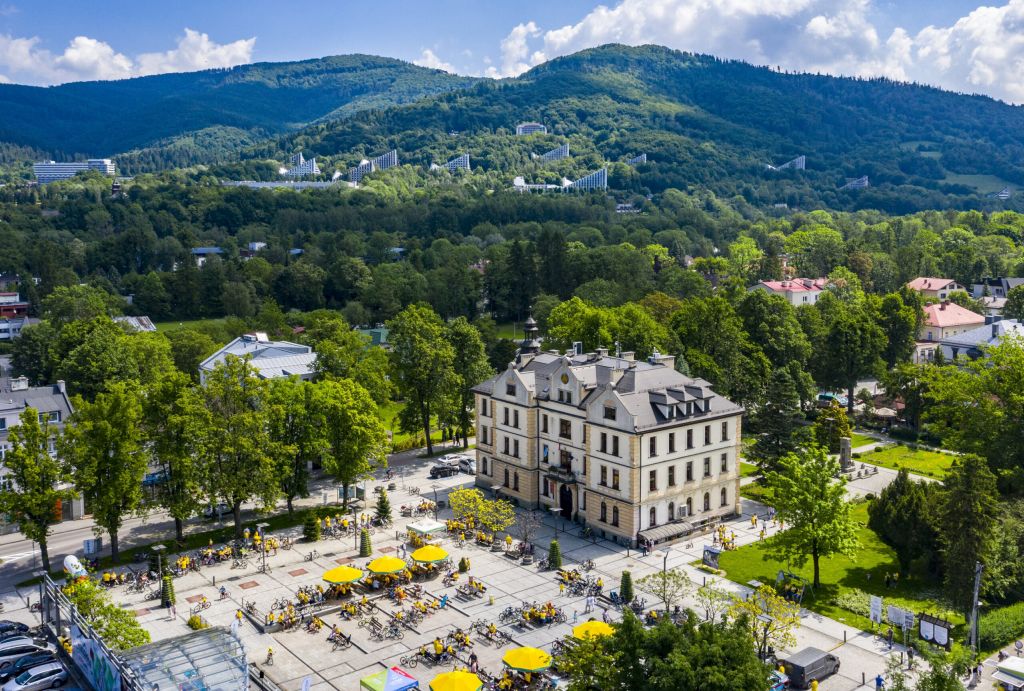 Rynek-w-Ustroniu-i-panorama-pasma-Rownicy